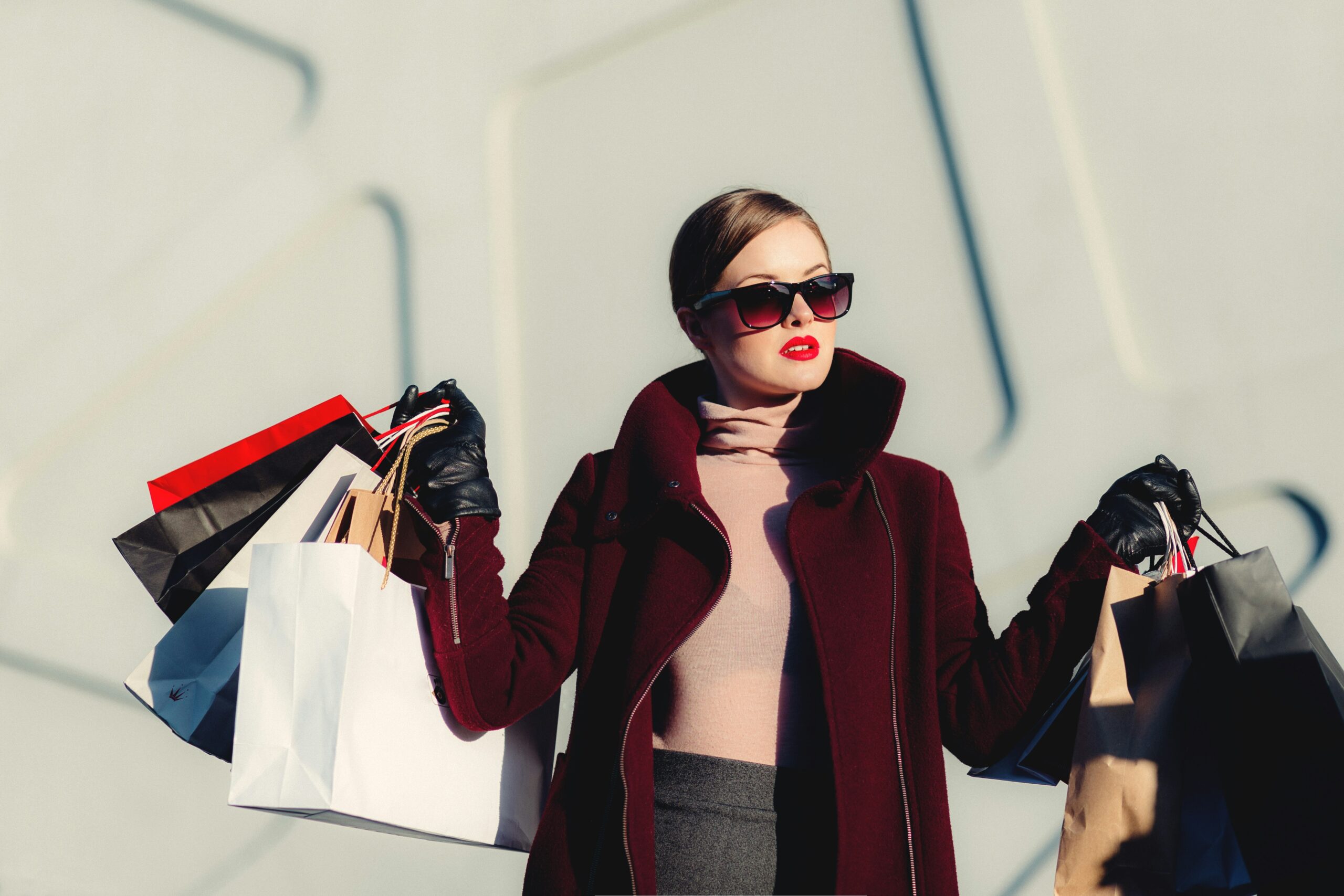 mulher fazendo compras, carrega muitas sacolas